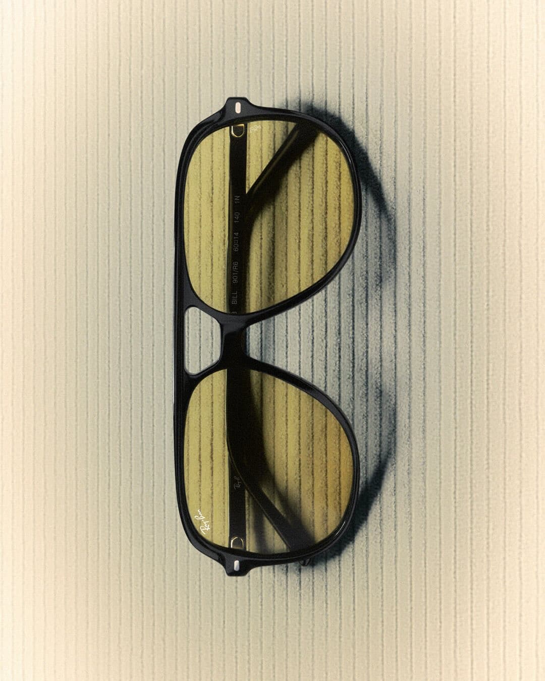 Modelo usando óculos Ray-Ban